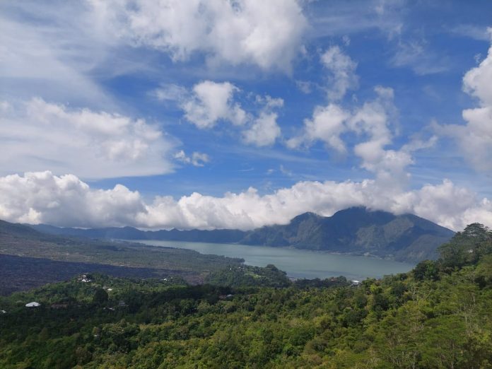 Danau Batur memiliki kekhasan pemandangan danau dengan air yang berwarna hijau kebiru-biruan.