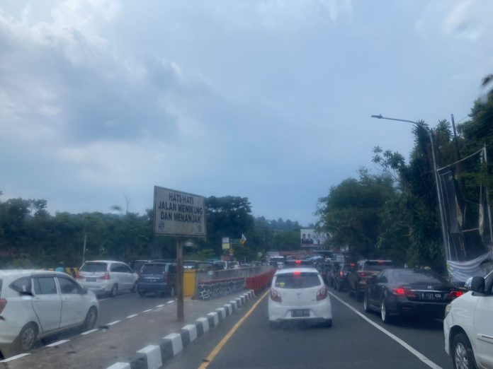 Lalin menuju Puncak, dua jalur dipakai satu arah dari Ciawi menuju Puncak