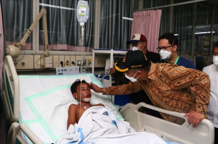 Menko PMK membesuk para korban luka akibat terjatuh dari wahana perosotan kolam renang Kenjeran Park, di RS Soewandhi dan RS Soetomo