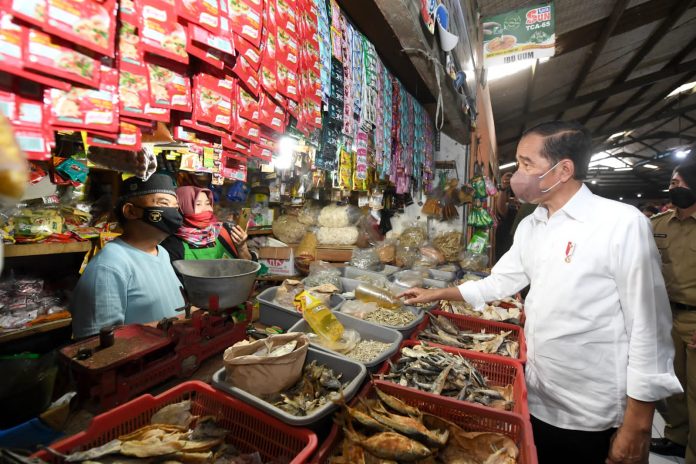 Presiden Jokowi blusukan ke Pasar Cibinong dan Pasar Gunung Batu, Bogor, Selasa (17 Mei 2022). (Foto BPMI Setpres)