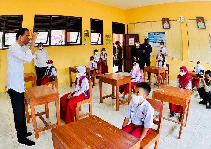 Presiden Jokowi saat meninjau pelaksanaan vaksinasi anak usia 6-11 tahun di SDN 3 Nglinduk, Grobogan, Jateng, Rabu (05 Jan 2022). (Foto BPMI Setpres)