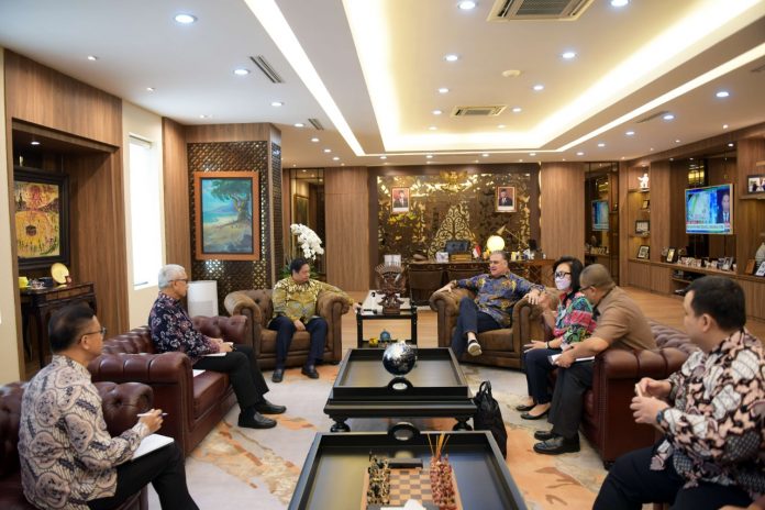 Menko Airlangga saat menerima kunjungan General Manager IBM Asia Pacific Paul Burton di Jakarta, Selasa (21 Juni 2022)