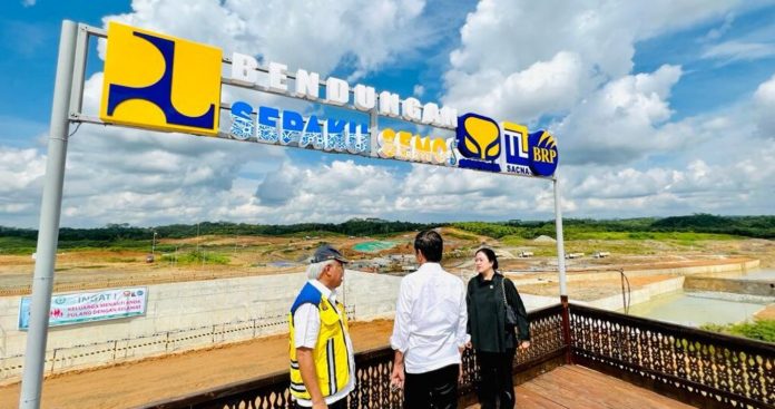 Presiden Joko Widodo bersama Ketua DPR RI dan Menteri Pekerjaan Umum dan Perumahan Rakyat meninjau program pembangunan Bendungan Sepaku Semoi di Kabupaten Penajam Paser Utara.
