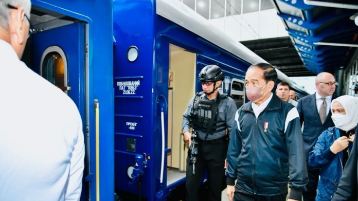 Presiden Joko Widodo dan Ibu Iriana Joko Widodo beserta rombongan terbatas kembali menuju Polandia menggunakan Kereta Luar Biasa (KLB) dari Stasiun Przemysl Glowny.