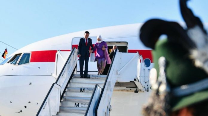 Presiden Joko Widodo dan Ibu Iriana Joko Widodo beserta rombongan tiba di Munich International Airport, Munich, Jerman sekitar pukul 18.40 Waktu Setempat, Minggu, 26 Juni 2022.