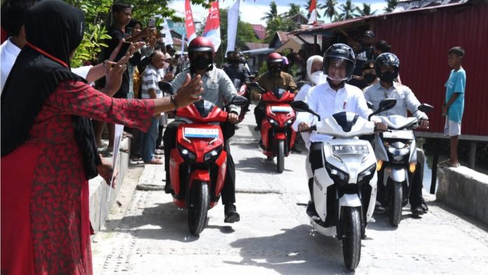 Presiden Joko Widodo dan Ibu Iriana Joko Widodo menaiki sepeda motor listrik saat kunjungan kerjanya di Kabupaten Wakatobi, Provinsi Sulawesi Tenggara, pada Kamis, 9 Juni 2022.