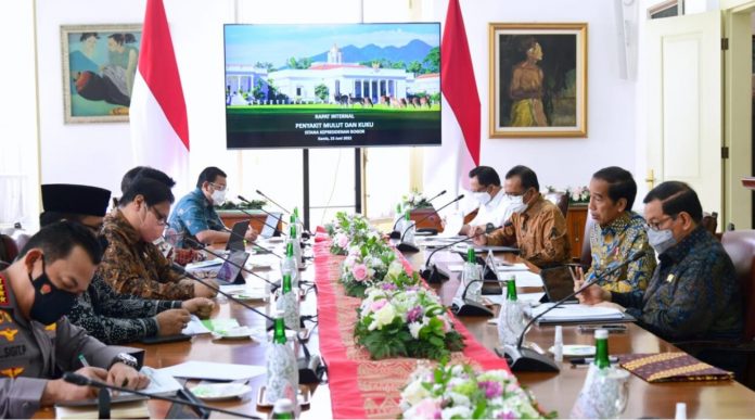 Presiden Joko Widodo memimpin rapat terbatas mengenai penanganan penyakit mulut dan kuku (PMK) di Istana Kepresidenan Bogor, Jawa Barat, Kamis, 23 Juni 2022.