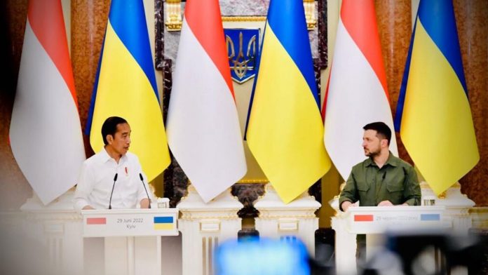 Presiden Joko Widodo mengadakan pertemuan dengan Presiden Ukraina, Volodymyr Zelenskyy, di Istana Maryinsky, Kyiv, Ukraina.