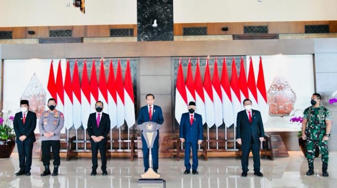 Presiden Joko Widodo menyampaikan keterangan di Bandara Internasional Soekarno-Hatta, Tangerang, , sebelum lepas landas menuju Munich, Jerman, pada Minggu, 26 Juni 2022