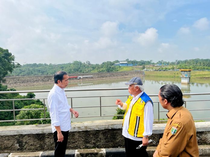 Presiden Jokowi meninjau Bendungan Sindangheula, di Serang, Banten, Jumat (17 Juni 2022). (Foto BPMI Setpres)