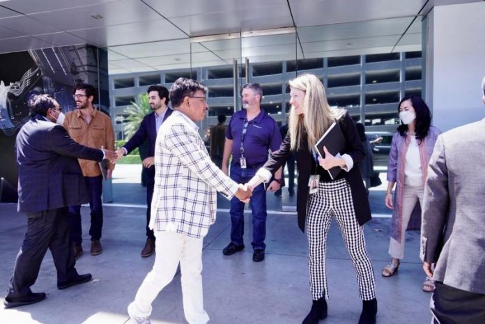 Johnny-Plate-Menkominfo-Spacex-Boeing-Tinjau-Satria kunjungan kerja pembuatan satelit