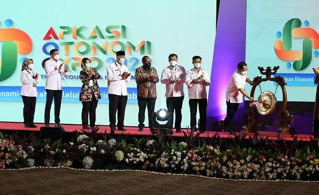 Opening-AOE-2022_Mendagri_Pukul-Gong-625x381 apkasi g20 investasi hijau