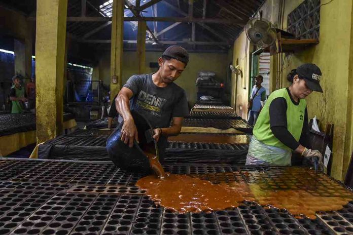 Pekerja membuat gula merah pasak di Industri produksi PD Sumber Kehidupan, Kecamatan Lakbok, Kabupaten Ciamis, Jawa Barat, Senin (25 Juli 2022). Infopublik gula merah