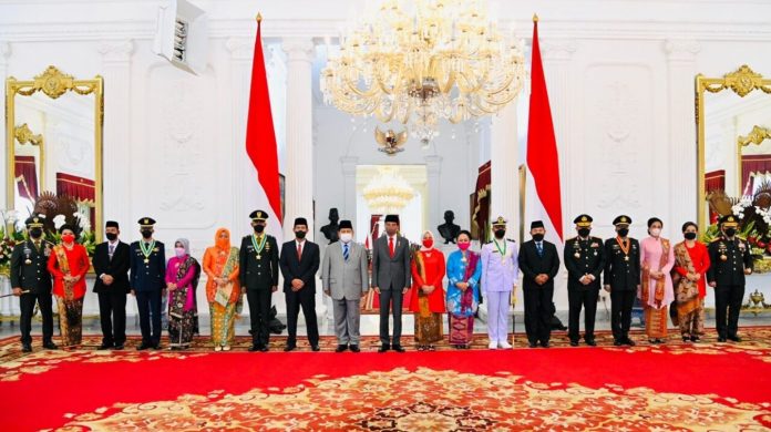 Presiden Joko Widodo berfoto bersama dengan para peraih Adhi Makayasa dan orang tua mereka di Istana Merdeka, Jakarta, pada Kamis, 14 Juli 2022.