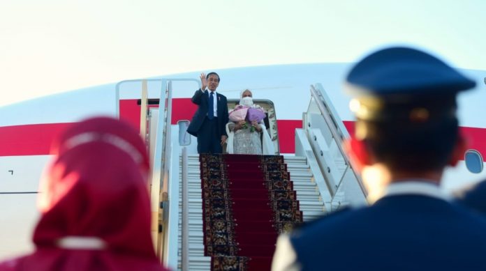 Presiden Joko Widodo beserta Ibu Iriana Joko Widodo bertolak ke Abu Dhabi, Persatuan Emirat Arab (PEA) dari Bandara Vnukovo II, Moskow, Rusia, pada Kamis, 30 Juni 2022.