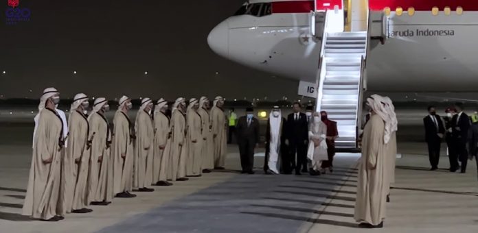 Presiden Joko Widodo dan Ibu Iriana Joko Widodo tiba di Bandar Udara Internasional Abu Dhabi, Persatuan Emirat Arab (PEA) Jumat dini hari, 1 Juli 2022 sekitar pukul 02.15 waktu setempat.