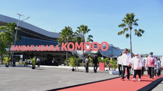 Presiden Joko Widodo didampingi Ibu Iriana Joko Widodo meresmikan perluasan Bandar Udara Komodo Labuan Bajo di Kabupaten Manggarai Barat, Provinsi Nusa Tenggara Timur (NTT).