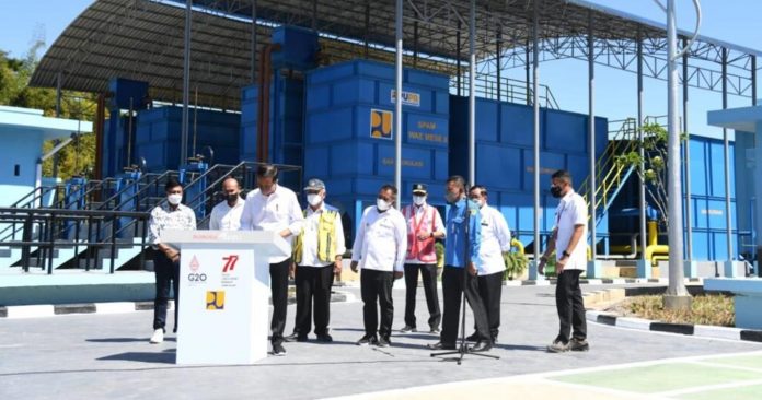 Presiden Joko Widodo didampingi Ibu Iriana Joko Widodo meresmikan sistem penyediaan air minum (SPAM) Wae Mese II di Kabupaten Manggarai Barat, Provinsi Nusa Tenggara Timur (NTT) pada Jumat, 22 Juli 2022.