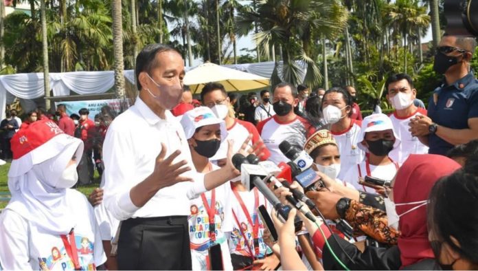 Presiden Joko Widodo memberikan keterangannya usai menghadiri Puncak Peringatan Hari Anak Nasional Tahun 2022 di Kebun Raya Bogor, Sabtu, 23 Juli 2022. Hari Anak Nasional