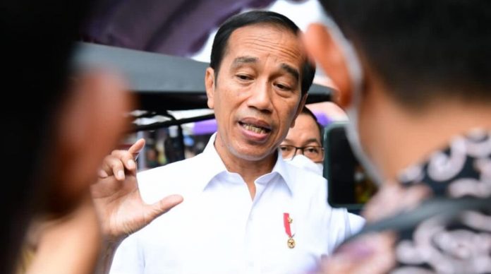 Presiden Joko Widodo memberikan keterangannya usai menyerahkan bantuan sosial di Pasar Sukamandi, Kabupaten Subang, Selasa, 12 Juli 2022.