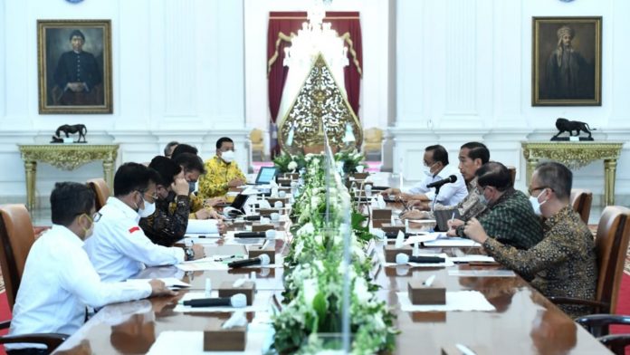 Presiden Joko Widodo memimpin rapat terbatas yang digelar di Istana Merdeka, Jakarta, Rabu, 20 Juli 2022.