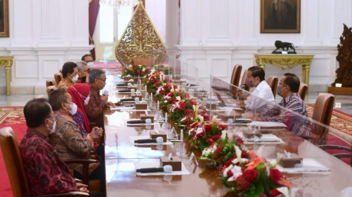 Presiden Joko Widodo menerima Dewan Komisioner Otoritas Jasa Keuangan (OJK) periode 2017-2022 di Istana Merdeka, Jakarta, pada Rabu, 13 Juli 2022.