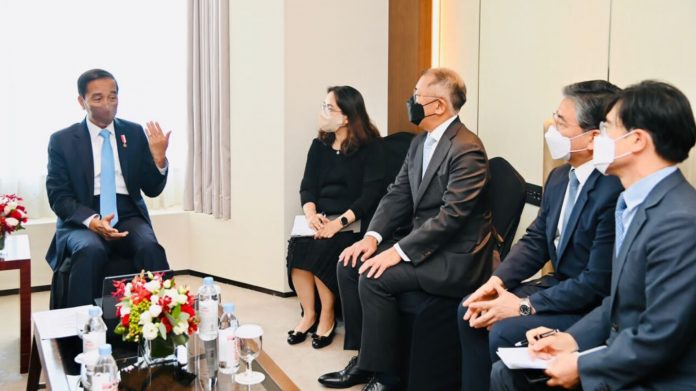 Presiden Joko Widodo menerima Executive Chairman Hyundai Motor Group, Chung Eui-sun, di Lotte Hotel, Seoul, pada Kamis, 28 Juli 2022. Presiden Jokowi