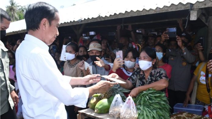 Presiden Joko Widodo mengunjungi Pasar Alasa di Kabupaten Nias Utara, pada Rabu, 6 Juli 2022