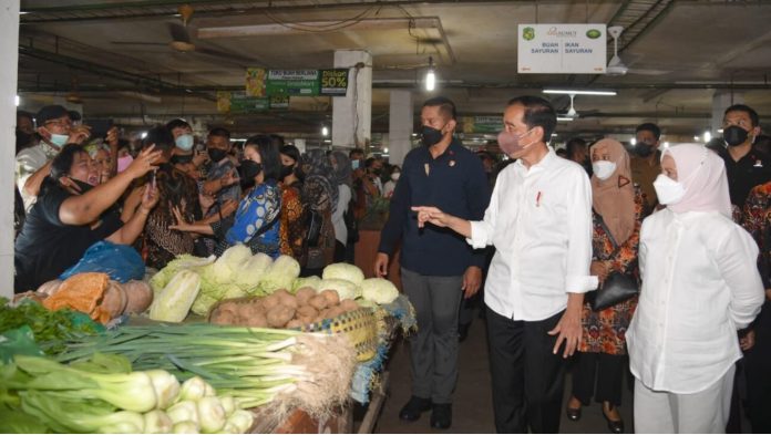 Presiden Joko Widodo mengunjungi Pasar Petisah di Kota Medan, Provinsi Sumatra Utara, pada Kamis, 7 Juli 2022.