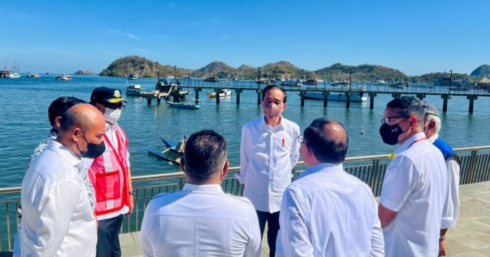 Presiden Joko Widodo meninjau Proyek Pengembangan Sarana Hunian Pendukung Kawasan Pariwisata di Kampung Baru, Labuan Bajo, Kabupaten Manggarai Barat, Provinsi Nusa Tenggara Timur (NTT).