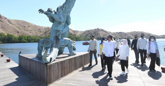 Presiden Joko Widodo meninjau penataan kawasan di Pulau Rinca, Taman Nasional Komodo, Kabupaten Manggarai Barat, Kamis, 21 Juli 2022. Labuan Bajo