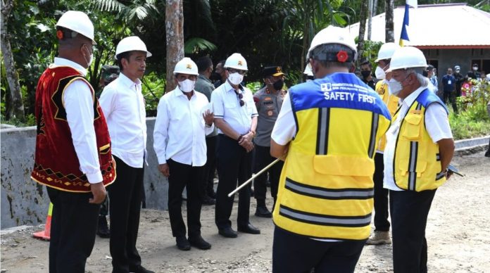 Presiden Joko Widodo meninjau proyek peningkatan struktur jalan Laehuwa-Ombolata-Tumula-Faekhuna’a di Kabupaten Nias Utara, Provinsi Sumatra Utara, pada Rabu, 6 Juli 2022.