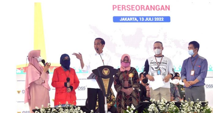 Presiden Joko Widodo menyampaikan sambutannya dalam acara Pemberian NIB Pelaku Usaha Mikro Kecil (UMK) Perseorangan Tahun 2022 di Gedung Olahraga Nanggala Kopassus, Jakarta, Rabu, 13 Juli 2022.