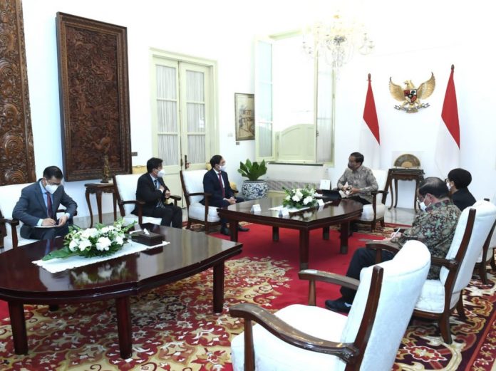 Presiden Jokowi menerima kunjungan kehormatan Menlu Vietnam, Bui Thanh Son, dan delegasi di Istana Merdeka, Jakarta, Rabu (20 Juli 2022). (Foto BPMI Setpres) Kunjungan Menlu Vietnam
