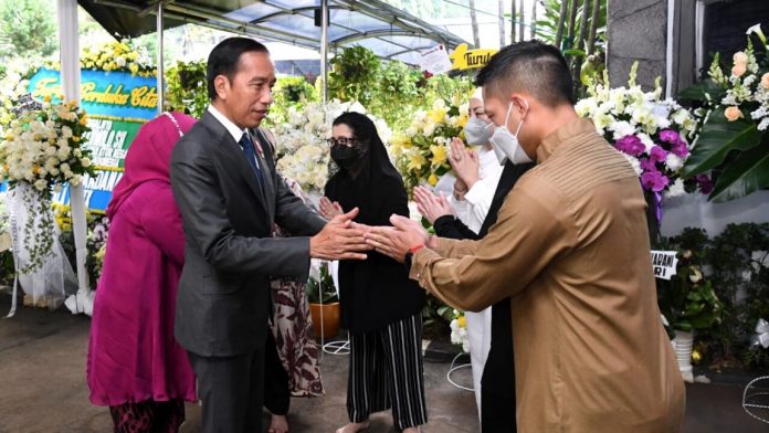 Presiden dan Ibu Iriana Jokowi bertakziah ke rumah duka almarhum Menteri PANRB Tjahjo Kumolo, di Kompleks Menteri Widya Chandra, Jakarta, Sabtu (02 Juli 2022). (Foto BPMI Setpres)