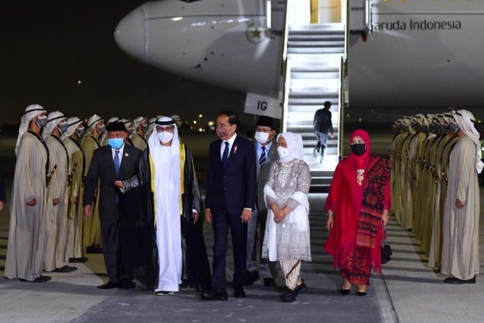 Presiden dan Ibu Iriana Jokowi tiba di Bandara Abu Dhabi, PEA, Jumat (01 Juli 2022) dini hari. (Foto BPMI Setpres)