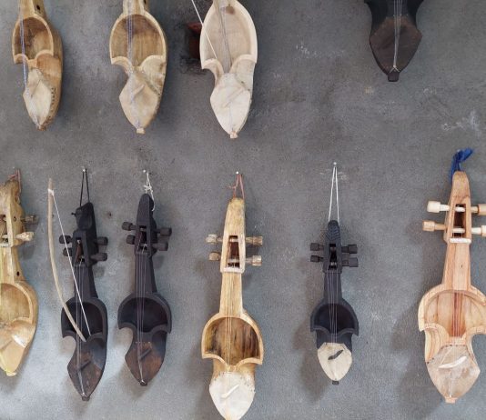Beragam model Sarangi dijual , Thamel, Nepal (Foto: Elipati S/ Kontributor Vibizmedia)