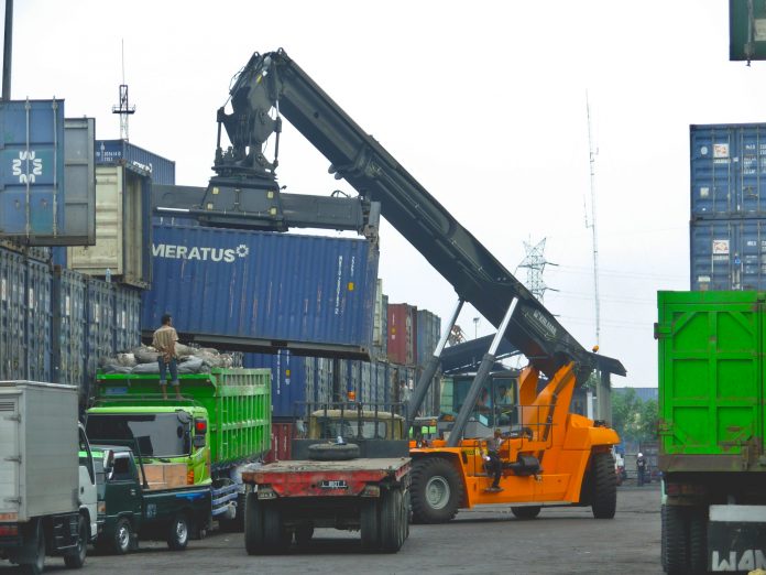 Container reach stacker in action Ekspor Indonesia Meningkat di Bulan Juni 2022