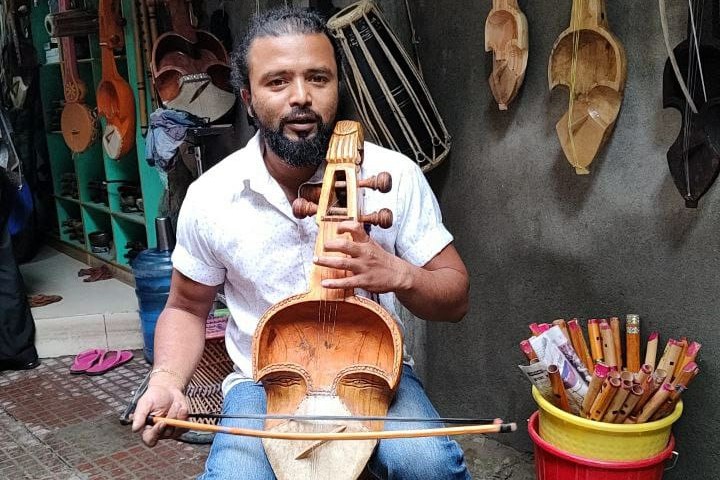 Penjual Sarangi sedang memainkan alat musiknya (Foto: Elipati S/ Kontributor Vibizmedia)