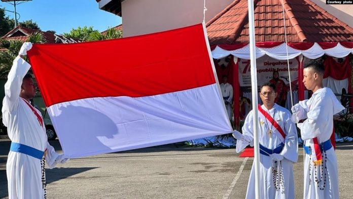 Anggota Missionaries for the Poor (MoP) Jamaika mengibarkan bendera merah putih dalam perayaan HUT RI ke-77 di Jamaika pada 17 Agustus 2022. (Foto KBRI Havana) Jamaika