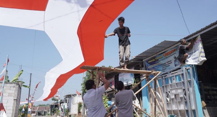 Bendera_Merah_Putih_Sepanjang_248_Meter_Hiasi_Perumahan_Mutiara_Tragung_Batang Bendera Merah Putih