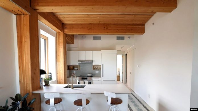 Interior apartemen Timber House, bangunan kondominium kayu massal pertama di kawasan Park Slope, Brooklyn, New York, AS, 16 Agustus 2022. (Sumber VOA Indonesia) interior