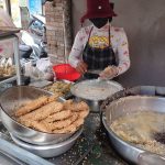 Sentra Olahan Pisang dan Tenun Manggarai Timur Disiapkan Jadi Motor Ekonomi Lokal Penjual pisang goreng, sedang menggoreng pisang (Ferdinan Rafeles / Kontributor vibizmedia)