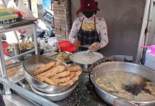 Sentra Olahan Pisang dan Tenun Manggarai Timur Disiapkan Jadi Motor Ekonomi Lokal Penjual pisang goreng, sedang menggoreng pisang (Ferdinan Rafeles / Kontributor vibizmedia)