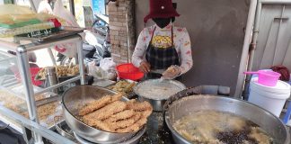 Penjual pisang goreng, sedang menggoreng pisang (Ferdinan Rafeles / Kontributor vibizmedia)
