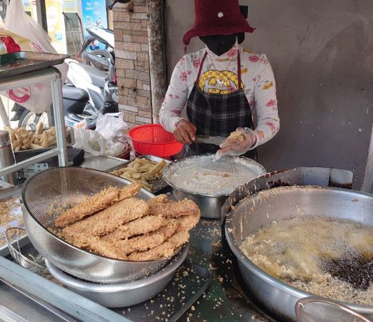 Penjual pisang goreng, sedang menggoreng pisang (Ferdinan Rafeles / Kontributor vibizmedia)