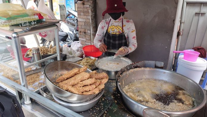 Penjual pisang goreng, sedang menggoreng pisang  (Ferdinan Rafeles / Kontributor vibizmedia) Penjual pisang goreng, sedang menggoreng pisang (Ferdinan Rafeles / Kontributor vibizmedia)