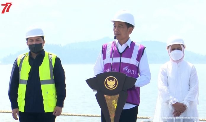 Presiden Joko Widodo (Jokowi) saat meresmikan Terminal Kijing Pelabuhan Pontianak di Kabupaten Mempawah, Kalimantan Barat (Kalbar) pada Selasa (9 Agustus 2022). Terminal Kijing