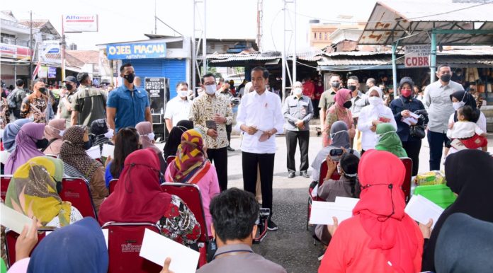 Presiden Joko Widodo bersama Ibu Iriana membagikan bantuan sosial di Pasar Cicaheum, Kota Bandung, Jawa Barat Bantuan Sosial