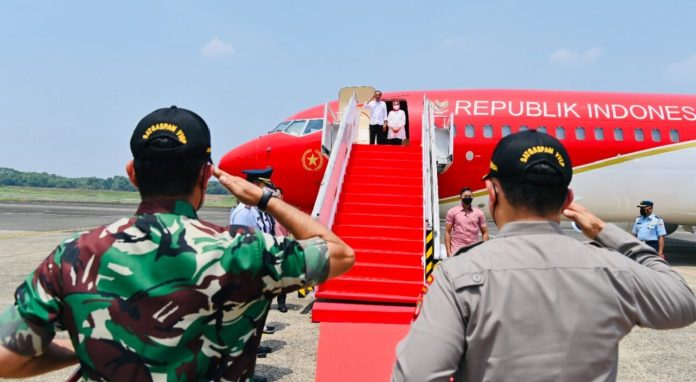 Presiden Joko Widodo dan Ibu Iriana Joko Widodo melakukan kunjungan kerja ke Provinsi Papua pada Selasa, 30 Agustus 2022 melalui Bandar Udara Halim Perdanakusuma, Jakarta. Kunjungan Kerja Presiden